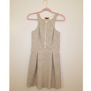 Knee-length patterned dress